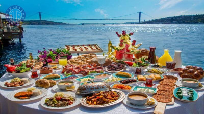 Ontbijt op de boot op de Bosporus gif
