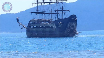 Пиратская яхта в Турунче