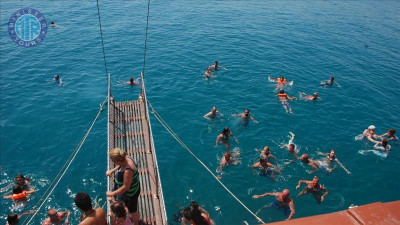 Plaukimas katamaranu jūroje Alanijoje
